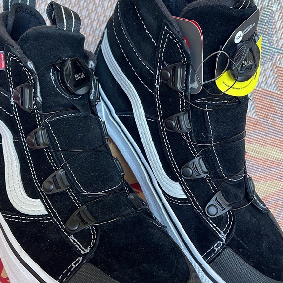 Vans WMNS Sk8-Hi Boa Mte
Black/White
VN0007NMBA2
Boots - Sneakers - Picture 10 of 16